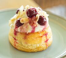 Булочка с вишней