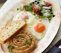 Глазунья с куриной сосиской