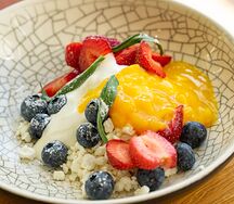 Творог с манговым соусом и сезонными ягодами