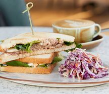 Сэндвич с консервированным тунцом