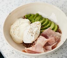 Гречневая каша с тамбовским окороком и авокадо