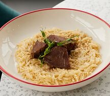 Паста орзо с томлеными говяжьими щечками