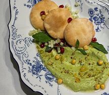 Хумус с авокадо, базиликом и домашними лепешками