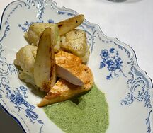 Грудка индейки с грушей и цветной капустой