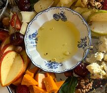 Сырная тарелка с ягодами