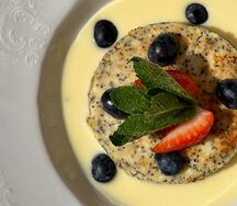 Большой маковый сырник с ягодами