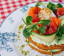 Пари-Брест с кремом из авокадо и красной рыбой