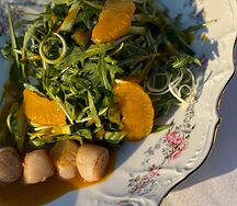 Салат с апельсинами, гребешком и манго-соусом