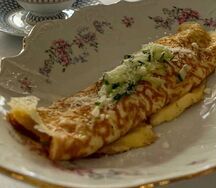 Французский омлет со шпинатом и красной рыбой