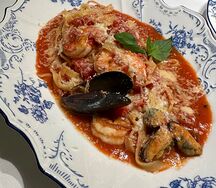 Паста томатная с морепродуктами по-марсельски