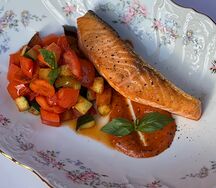 Стейк из красной рыбы с рататуем и соусом руй