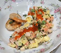 Оливье с ветчиной, креветками и красной икрой