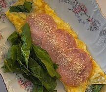 Французский омлет со шпинатом и ветчиной индейки