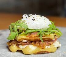 Картофельные вафли с беконом и яйцом Пашот
