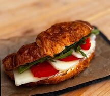 Круассан с моцареллой и песто