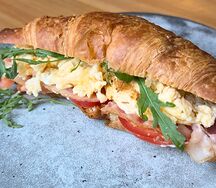 Круассан с беконом и скрэмблом