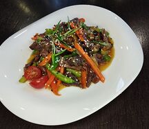 Говядина с овощами в соусе Азия