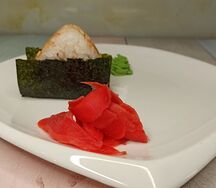 Онигири с тунцом и соусом спайси