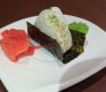 Онигири с креветкой и авокадо