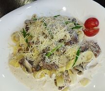 Паста с говядиной и трюфельным соусом