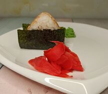 Онигири с мидиями и соусом спайси