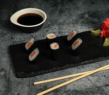 Роллы простые с лососем