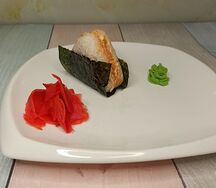 Онигири с крабовым мясом и соусом спайси