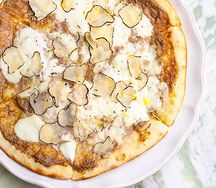 Пицца со страчателлой и трюфелем