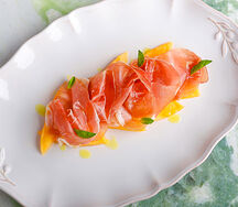 Прошутто с дыней и страчателлой