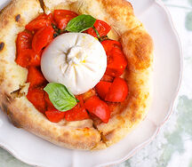Буррата с томатами на фокачче