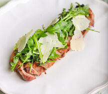 Тальятта с рукколой и пармезаном