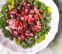 Салат кейл со свеклой и вяленым виноградом