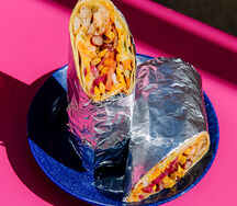 Классический буррито с обжаренной говядиной, кукурузой и фасолью