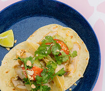 Тако с цыпленком, чоризо и ананасово-лаймовой сальсой