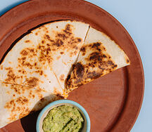 Кесадилья с креветкой и гуакамоле