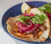 Тако аль пастор с жареной свининой и ананасами