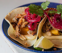 Тако с рваной свининой и банановым кетчупом