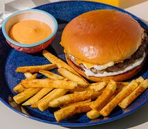 Бургер со свиной котлетой и яйцом