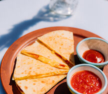 Кесадилья с тремя видами сыра и чоризо