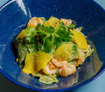 Салат с креветками и ананасом