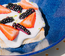 Бисквит с трес лечес и ягодами