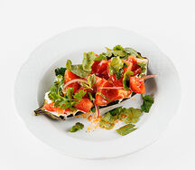 Запеченный баклажан с томатами и страчателлой