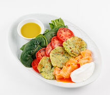 Оладьи из цукини с лососем, шпинатом и сметаной