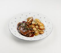 Утиная ножка с печеным картофелем и соусом жу