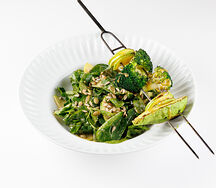 Салат с зелеными овощами и яблоком