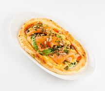 Домашняя лепешка с лососем, скрэмблом и авокадо 