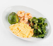 Скрэмбл с печеным авокадо и креветками