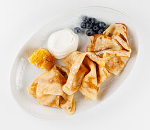 Блины с медом и ягодами