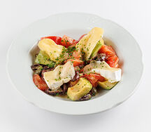 Салат с узбекскими томатами, сыром бри и оливками каламата