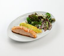 Лосось с авокадо и миксом салата 